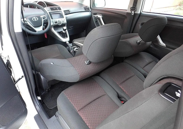 Toyota Verso cena 28900 przebieg: 235000, rok produkcji 2011 z Karczew małe 436